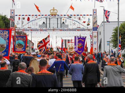 Lurgan, Contea di Armagh, Irlanda del Nord.12 luglio 2024. Il dodicesimo luglio è caratterizzato da sfilate dell'ordine arancione in tutta l'Irlanda del Nord. Il distretto di Lurgan ha lasciato il quartier generale a Brownlow House prima di raggiungere il memoriale di guerra in vista della principale manifestazione della contea di Armagh che si terrà quest'anno a Killylea. Le parate in tutta l'Irlanda del Nord segnano la vittoria di Guglielmo d'Orange su Giacomo nella battaglia del Boyne nel 1690. Crediti: CAZIMB/Alamy Live News. Foto Stock