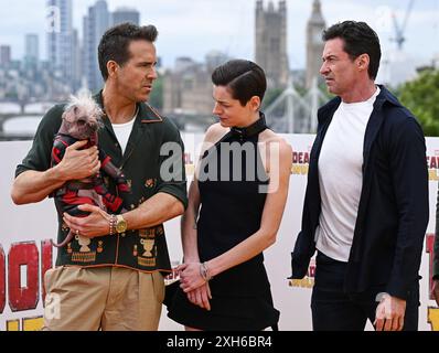 Londra, Regno Unito. 12 luglio 2024. Ryan Reynolds, Emma Corrin, Hugh Jackman e Peggy il cane al Photocall di Deadpool & Wolverine UK. Crediti: Doug Peters/EMPICS/Alamy Live News Foto Stock