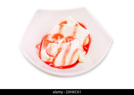 Fusto di Panacotta giapponese Strawberry su bianco isolato. Foto Stock