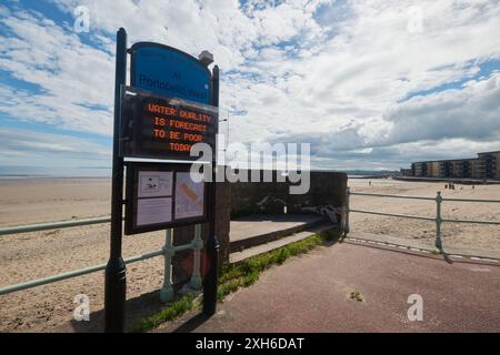 Edimburgo Scozia, Regno Unito 12 luglio 2024. Cartello indicante la scarsa qualità dell'acqua a Portobello Beach. credito sst/alamy notizie in diretta Foto Stock