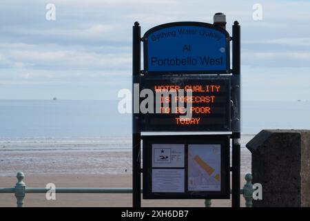 Edimburgo Scozia, Regno Unito 12 luglio 2024. Cartello indicante la scarsa qualità dell'acqua a Portobello Beach. credito sst/alamy notizie in diretta Foto Stock