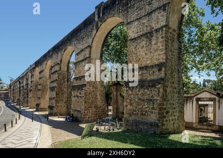 Acquedotto di San Sebastiao (Sao Sebastiao o Arcos do Jardim) del XVI secolo nei resti di uno romano nella città di Coimbra, Portogallo, Europa Foto Stock