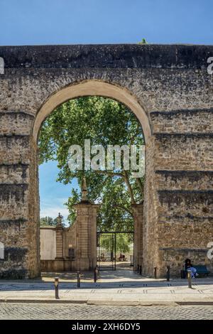 Acquedotto di San Sebastiao (Sao Sebastiao o Arcos do Jardim) del XVI secolo nei resti di uno romano nella città di Coimbra, Portogallo, Europa Foto Stock