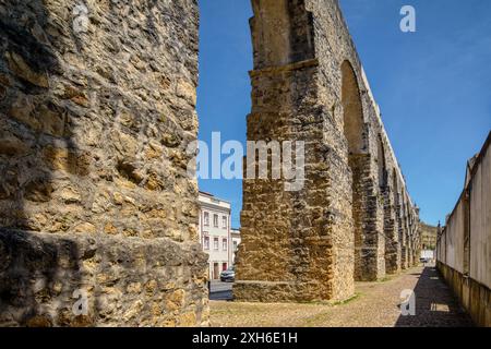 Acquedotto di San Sebastiao (Sao Sebastiao o Arcos do Jardim) del XVI secolo nei resti di uno romano nella città di Coimbra, Portogallo, Europa Foto Stock