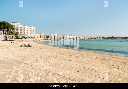 Porto Cesareo, Lecce, Italia - 8 ottobre 2023: Spiaggia di Porto Cesareo, località di villeggiatura sul Mar Ionio nel Salento della Puglia. Foto Stock