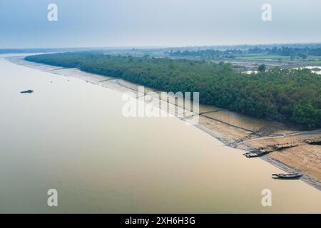 Vista aerea della foresta di mangrovie di Sundarbans con canali d'acqua e fiumi. Riserva naturale indiana. Habitat rurale incontaminato nella campagna dell'India Foto Stock