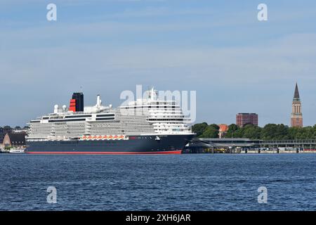 La nave da crociera QUEEN ANNE della Cunard Line ormeggiò al terminal Ostseekai di Kiel durante il suo primo viaggio verso il mar baltico Foto Stock