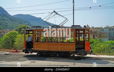 Tram alla stazione di Soller con colline sullo sfondo. Foto Stock