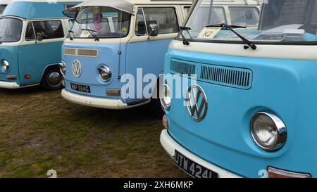 Tre camper Classic VW parcheggiati insieme, tutti blu e bianchi. Foto Stock