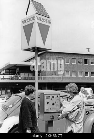 A Dortmund è in corso il collaudo di una macchina per il parcheggio a energia solare [traduzione automatizzata] Foto Stock