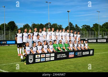 9 luglio 2024, Baden-Württemberg, Ulma: Calcio: 2a Bundesliga, foto della squadra appuntamento SSV Ulm 1846 calcio: Seconda fila da sinistra a destra: Maurice Krattenmacher, Johannes Reichert, Niklas Kölle, Bastian Allgeier, Lucas Röser, Phillip Strompf, Felix Higl, Luka Hyriläinen, Philipp Maier, Lennart Stoll, Niklas Kolbe, Tom Gaal, Lamar Yarbrough, Jonathan Meier e Aaron Keller. Fila centrale da sinistra a destra: Allenatore Thomas Wörle, assistente allenatore Maximilian Knauer, assistente allenatore Jonas Imkamp, portiere allenatore Holger Betz, atleta allenatore Christoph Zellner, atletica leggera allenatore Sebastian Schulz, fisialtro Foto Stock