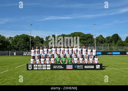 9 luglio 2024, Baden-Württemberg, Ulma: Calcio: 2a Bundesliga, foto della squadra appuntamento SSV Ulm 1846 calcio: Seconda fila da sinistra a destra: Maurice Krattenmacher, Johannes Reichert, Niklas Kölle, Bastian Allgeier, Lucas Röser, Phillip Strompf, Felix Higl, Luka Hyriläinen, Philipp Maier, Lennart Stoll, Niklas Kolbe, Tom Gaal, Lamar Yarbrough, Jonathan Meier e Aaron Keller. Fila centrale da sinistra a destra: Allenatore Thomas Wörle, assistente allenatore Maximilian Knauer, assistente allenatore Jonas Imkamp, portiere allenatore Holger Betz, atleta allenatore Christoph Zellner, atletica leggera allenatore Sebastian Schulz, fisialtro Foto Stock