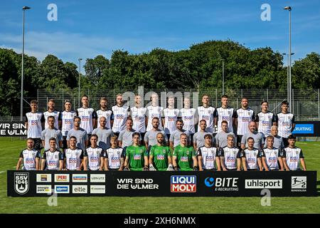 9 luglio 2024, Baden-Württemberg, Ulma: Calcio: 2a Bundesliga, foto della squadra appuntamento SSV Ulm 1846 calcio: Seconda fila da sinistra a destra: Maurice Krattenmacher, Johannes Reichert, Niklas Kölle, Bastian Allgeier, Lucas Röser, Phillip Strompf, Felix Higl, Luka Hyriläinen, Philipp Maier, Lennart Stoll, Niklas Kolbe, Tom Gaal, Lamar Yarbrough, Jonathan Meier e Aaron Keller. Fila centrale da sinistra a destra: Allenatore Thomas Wörle, assistente allenatore Maximilian Knauer, assistente allenatore Jonas Imkamp, portiere allenatore Holger Betz, atleta allenatore Christoph Zellner, atletica leggera allenatore Sebastian Schulz, fisialtro Foto Stock