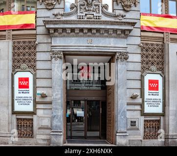 06.19.2024, Madrid, Spagna: Ingresso edificio del Ministero dell'ambiente, dell'agricoltura e degli interni in Calle de Alcala, decorato con bandiere spagnole Foto Stock