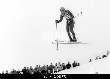 09.02.1968 , 1968 Olimpiadi invernali a Grenoble : tre volte campione olimpico Jean-Claude Killy (Francia) in azione nella gara di discesa libera. [traduzione automatizzata] Foto Stock
