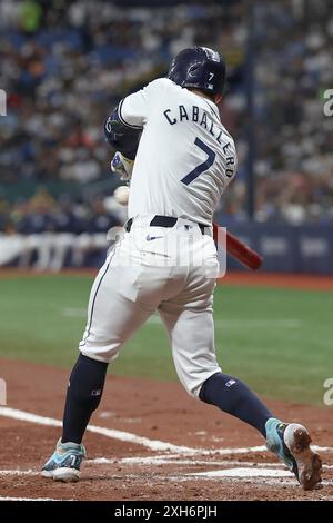 St. Petersburg, Florida, Stati Uniti. 11 luglio 2024. L'interbase dei Tampa Bay Rays José Caballero (7) fallo fuori da un campo durante una partita della MLB contro i New York Yankees l'11 luglio 2024 al Tropicana Field. I Rays batterono gli Yankees 5-4. (Credit Image: © Kim Hukari/ZUMA Press Wire) SOLO PER USO EDITORIALE! Non per USO commerciale! Foto Stock