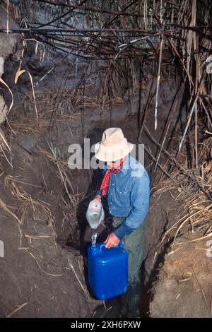 Contenitore d'acqua per il rifornimento di canoisti, sorgenti termali a Rio grande, i canyon inferiori del Rio grande, Black Gap Wildlife Management area, Texas, Stati Uniti Foto Stock