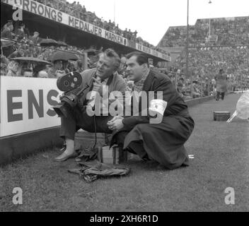 Coppa del mondo 1958 in Svezia: Finale Brasile - Svezia 29.06.1958 a Stoccolma. Il giornalista sportivo Sammy Drechsel (a destra) e il cameraman Horst Grund allo stadio Rasunda. [traduzione automatizzata] Foto Stock