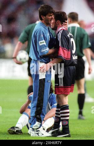 Finale della DFB Cup 1998 / FC Bayern Monaco - MSV Duisburg 2:1 on 16.05.1998 a Berlino / Coach Friedhelm Funkel (MSV Duisburg) si congratula con Lothar Matthäus dopo la partita [traduzione automatica] Foto Stock