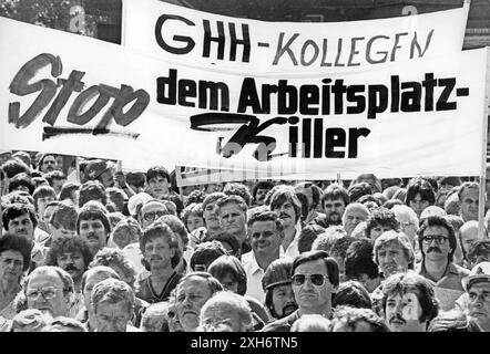 I lavoratori siderurgici di Thyssen Niederrhein manifestano di fronte alla stazione centrale contro la prevista chiusura di Grobblechtstrasse e il trasferimento della pressa. [traduzione automatizzata] Foto Stock