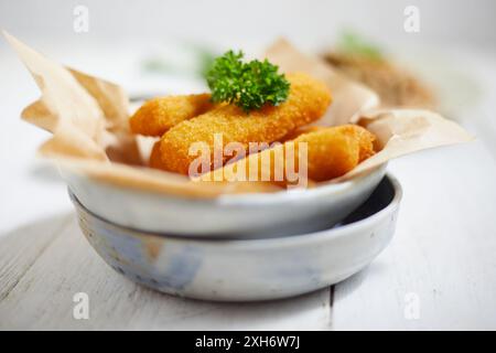 Primo piano di bastoncini di pesce fritti. Snack Foto Stock