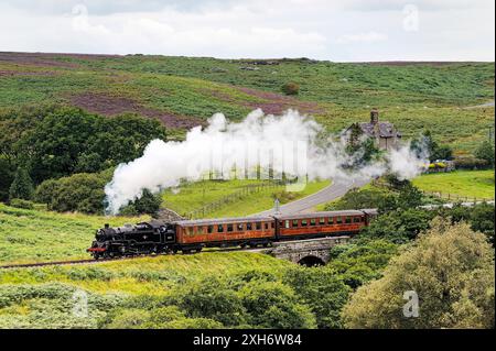 North Yorkshire Moors Railway. Vintage locomotiva a vapore motore ferroviaria No.80072 tira il treno a sud di Goathland, England, Regno Unito Foto Stock