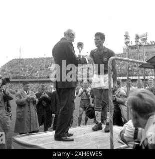 Coppa del mondo 1958 in Svezia: Finale Brasile - Svezia 29.06.1958 a Stoccolma. Il capitano della squadra brasiliana Hideraldo Luiz Bellini riceve il trofeo della Coppa del mondo. [traduzione automatizzata] Foto Stock