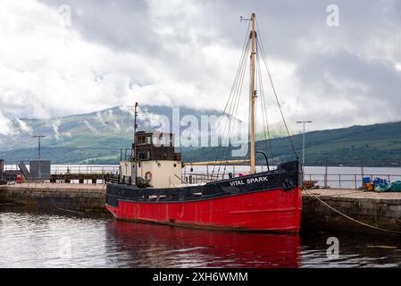 Una barca da pesca ormeggiata nel porto di Inverary, una città di Argyll e Bute, Scozia, situata sulla riva occidentale del Loch Fyne. Foto Stock