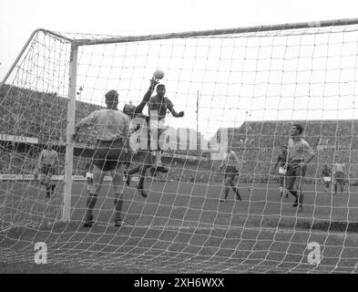 Coppa del mondo 1958 in Svezia: Finale Brasile - Svezia 29.06.1958 a Stoccolma. Il portiere Karl Svensson (SWE) salva da Pele (Bras.). [traduzione automatizzata] Foto Stock