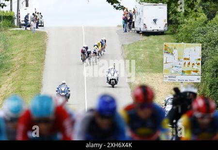 Pau, Francia. 12 luglio 2024. Tappa 13 della gara ciclistica Tour de France 2024, da Agen a Pau, Francia (165, 3 km) venerdì 12 luglio 2024. La 111a edizione del Tour de France inizia sabato 29 giugno e si concluderà a Nizza, in Francia, il 21 luglio. BELGA PHOTO POOL JAN DE MEULENEIR credito: Belga News Agency/Alamy Live News Foto Stock