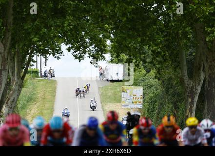 Pau, Francia. 12 luglio 2024. Tappa 13 della gara ciclistica Tour de France 2024, da Agen a Pau, Francia (165, 3 km) venerdì 12 luglio 2024. La 111a edizione del Tour de France inizia sabato 29 giugno e si concluderà a Nizza, in Francia, il 21 luglio. BELGA PHOTO POOL JAN DE MEULENEIR credito: Belga News Agency/Alamy Live News Foto Stock