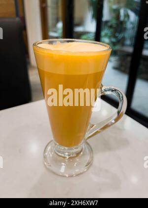 Schiuma di latte con guarnizione di tè tailandese freddo, foto di scorta Foto Stock