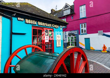 Kinsale, Irlanda - 19.03.2024 - Milk Market Cafe in Market Street, edifici belli e colorati Foto Stock