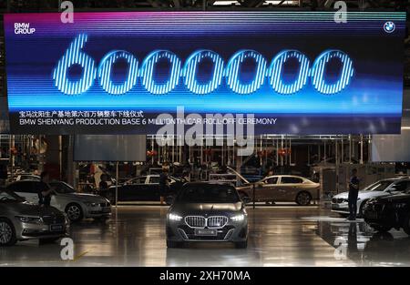 (240712) -- PECHINO, 12 luglio 2024 (Xinhua) -- questa foto scattata l'8 maggio 2024 mostra una cerimonia di roll-off della 6 milionesima auto prodotta dalla BMW Brilliance Automotive (BBA) a Shenyang, nella provincia di Liaoning della Cina nord-orientale. (Xinhua/Pan Yulong) Foto Stock