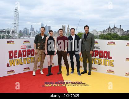 Londra, Regno Unito. 12 luglio 2024. Shawn Levy, Hugh Jackman, Ryan Reynolds, Rob Delaney ed Emma Corrin al photocall del Regno Unito per Deadpool & Wolverine, Londra, Regno Unito. 12 luglio 2024. Foto di Stuart Hardy/ABACAPRESS. COM credito: Abaca Press/Alamy Live News Foto Stock