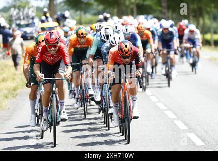 Pau, Francia. 12 luglio 2024. Il gruppo di piloti fotografati in azione durante la 13a tappa della gara ciclistica Tour de France 2024, da Agen a Pau, Francia (165, 3 km) venerdì 12 luglio 2024. La 111a edizione del Tour de France inizia sabato 29 giugno e si concluderà a Nizza, in Francia, il 21 luglio. BELGA PHOTO POOL JAN DE MEULENEIR credito: Belga News Agency/Alamy Live News Foto Stock