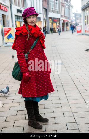 Donna con Ritratto rosso donna che indossa la moda rossa per le strade della città. Tilburg Paesi Bassi MRYES Tilburg Heuvelstraat Noord-Brabant Nederland Copyright: XGuidoxKoppesxPhotox Foto Stock