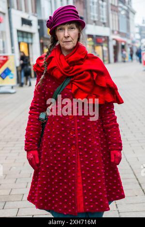 Donna con Ritratto rosso donna che indossa la moda rossa per le strade della città. Tilburg Paesi Bassi MRYES Tilburg Heuvelstraat Noord-Brabant Nederland Copyright: XGuidoxKoppesxPhotox Foto Stock