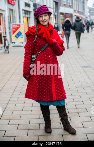 Donna con Ritratto rosso donna che indossa la moda rossa per le strade della città. Tilburg Paesi Bassi MRYES Tilburg Heuvelstraat Noord-Brabant Nederland Copyright: XGuidoxKoppesxPhotox Foto Stock