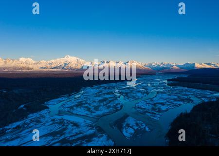 Il fiume Chulitna e il Monte Denali in inverno al mattino di sole. Landscape of Alaska, USA. Vista aerea Foto Stock