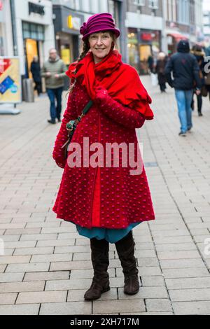 Donna con Ritratto rosso donna che indossa la moda rossa per le strade della città. Tilburg Paesi Bassi MRYES Tilburg Heuvelstraat Noord-Brabant Nederland Copyright: XGuidoxKoppesxPhotox Foto Stock