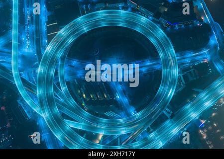 Autostrada sopraelevata illuminata circolare di notte Nanpu. Shanghai, Cina. Vista aerea verticale. Foto Stock