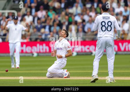 Londra, Inghilterra. 12 luglio 2024. James Anderson dell'Inghilterra reagisce dopo aver gettato una presa su Gudakesh Motie delle Indie occidentali durante il Rothesay Men's First test Match giorno 3 tra Inghilterra e Indie occidentali al Lord's Cricket Ground. Crediti: Ben Whitley/Alamy Live News Foto Stock