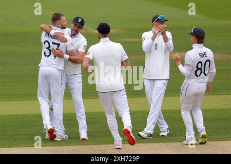 Londra, Inghilterra. 12 luglio 2024. L'inglese Gus Atkinson festeggia dopo aver preso un wicket con James Anderson durante il Rothesay Men's First test match giorno 3 tra Inghilterra e Indie occidentali al Lord's Cricket Ground. Crediti: Ben Whitley/Alamy Live News Foto Stock