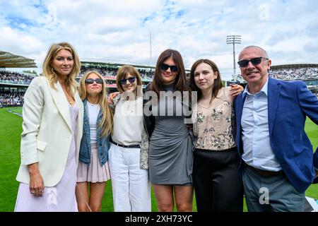 LONDRA, REGNO UNITO. 12 luglio, 24. James Anderson, sua moglie e sua madre, suo padre e le loro figlie sono felici di posare foto per i media dopo l'ultimo giorno di match durante il primo Rothesay test match tra Inghilterra maschile e Indie occidentali al Lord's Cricket Ground di venerdì 12 luglio 2024 a LONDRA, INGHILTERRA. Crediti: Taka Wu/Alamy Live News Foto Stock