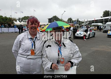 Goodwood, West Sussex, Regno Unito 12 luglio 2024. I marescialli si sono preparati per qualsiasi condizione atmosferica al Goodwood Festival of Speed – «Horseless to Hybrid – Revolutions in Power», a Goodwood, West Sussex, Regno Unito. © Malcolm Greig/Alamy Live News Foto Stock