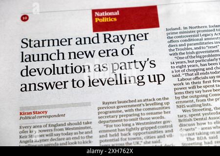 Keir "Starmer e Rayner lanciano una nuova era di devoluzione come risposta del partito al livellamento" il quotidiano Guardian titola Labour article 9 luglio 2024 Regno Unito Foto Stock