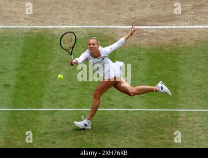 Londra, Regno Unito. 12 luglio 2024. 12 luglio 2024; All England Lawn Tennis and Croquet Club, Londra, Inghilterra; Wimbledon Tennis Tournament, giorno 12; Katerina Siniakova (CZE) in rete contro Elise Mertens (BEL), Ladies Doubles semi Finals Credit: Action Plus Sports Images/Alamy Live News Foto Stock