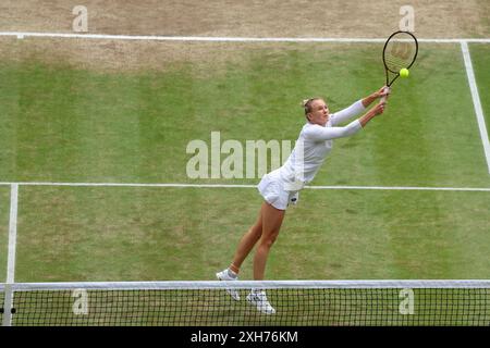 Londra, Regno Unito. 12 luglio 2024. 12 luglio 2024; All England Lawn Tennis and Croquet Club, Londra, Inghilterra; Wimbledon Tennis Tournament, giorno 12; Katerina Siniakova (CZE) in rete contro Elise Mertens (BEL), Ladies Doubles semi Finals Credit: Action Plus Sports Images/Alamy Live News Foto Stock