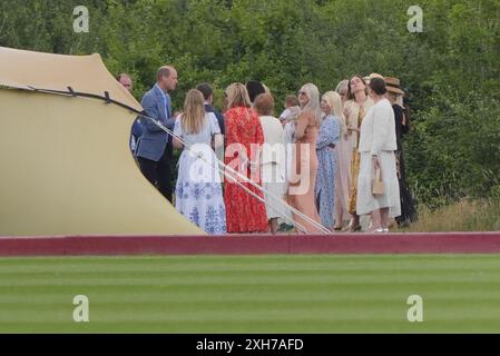 Il principe di Galles parla agli ospiti al di fuori della tenda dell'ospitalità dell'associazione di polo degli Stati Uniti durante la Out-Sourcing Inc Royal Charity Polo Cup 2023 presso il Guards Polo Club di Windsor, Berkshire. Data foto: Venerdì 12 luglio 2024. Foto Stock